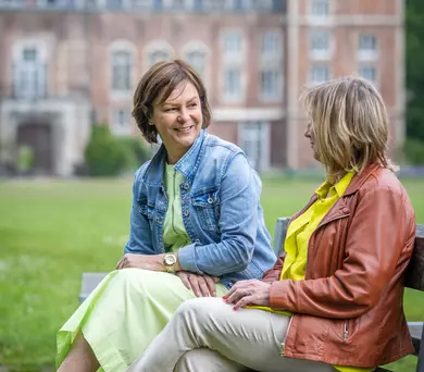 Vrouwen op bankje