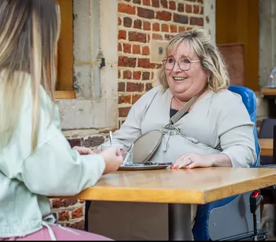 Vrouw aan tafel