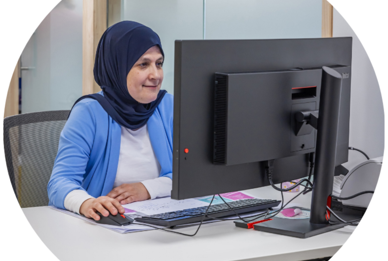 Vrouw aan de computer