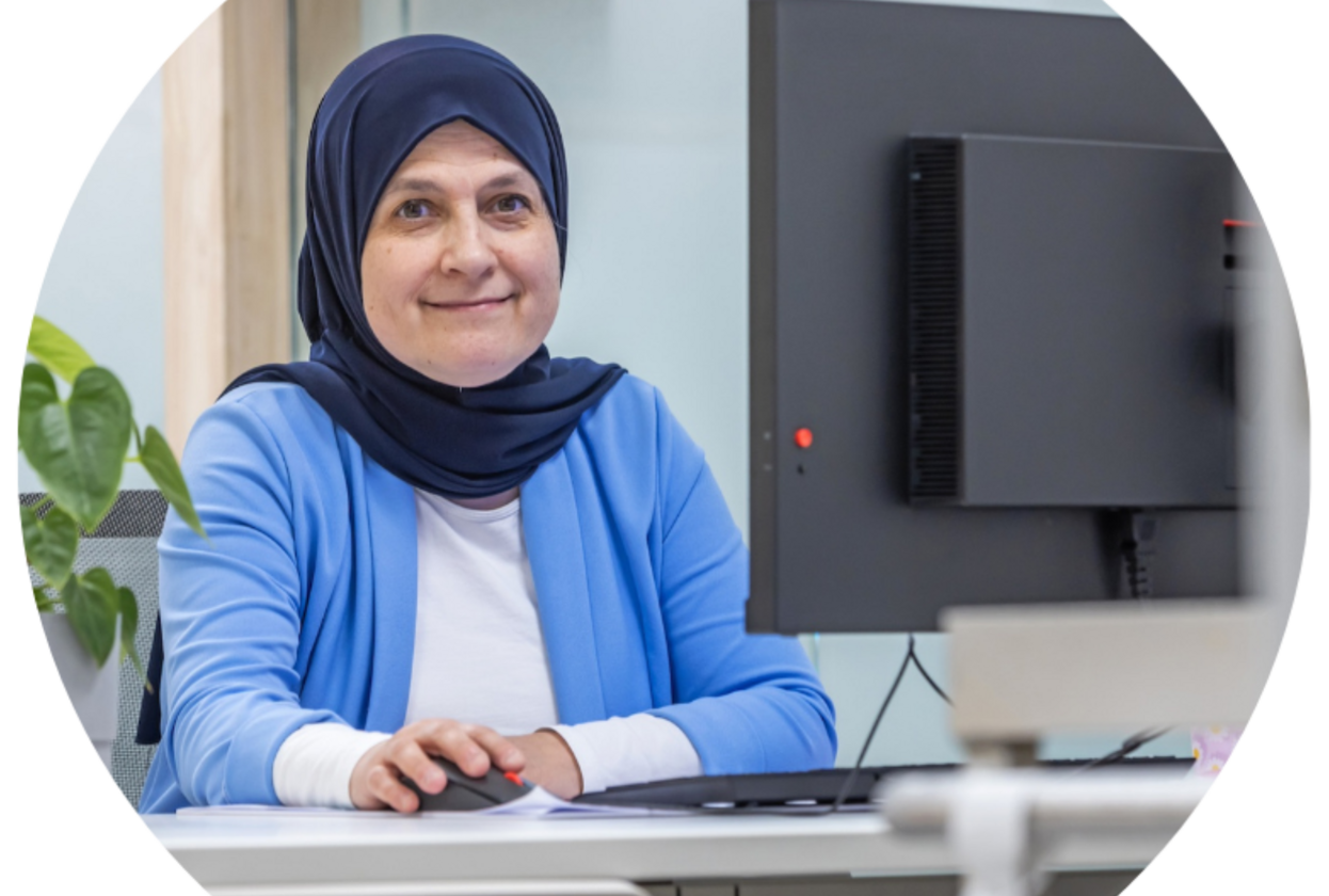 Vrouw aan de computer