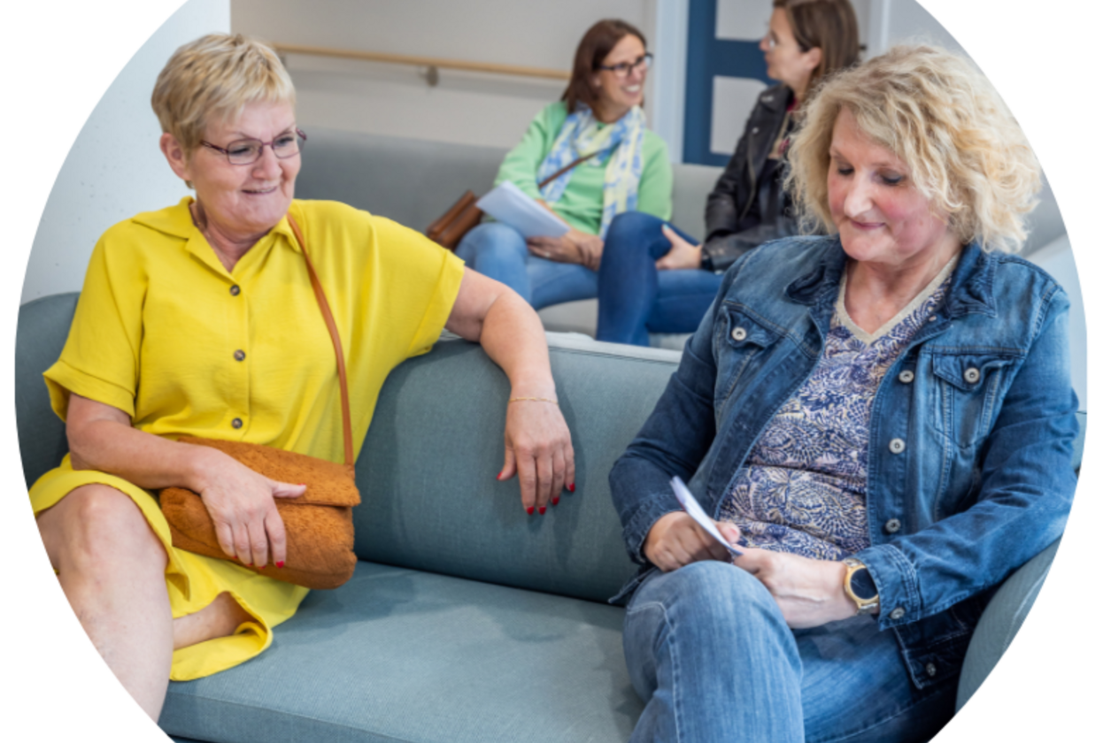 Vrouwen in ME wachtzaal